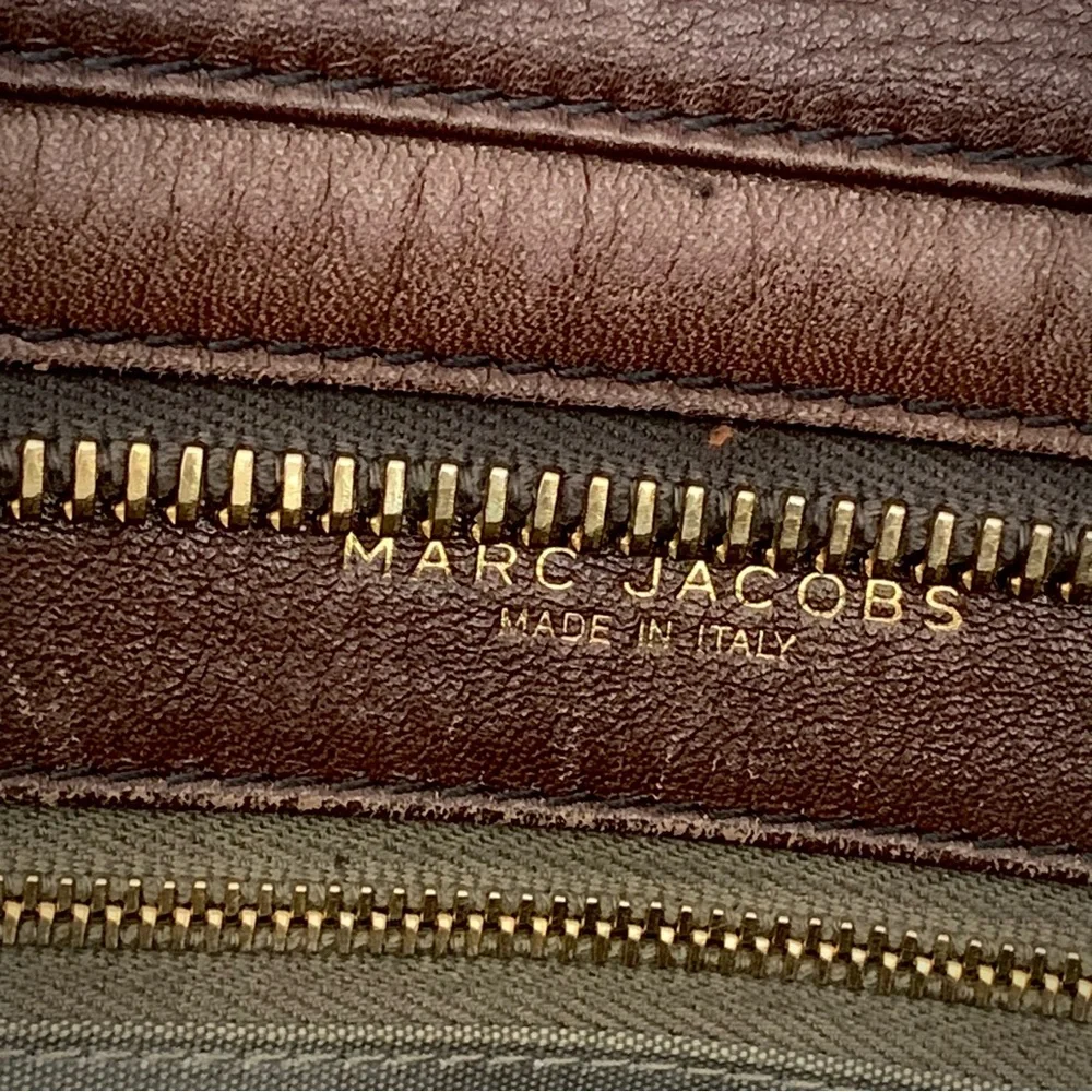 MARC JACOBS PEEBLED | DARK TAUPE AND BROWN WITH HAMMERED GOLD HARDWARE | ITALY - Picture 11 of 17